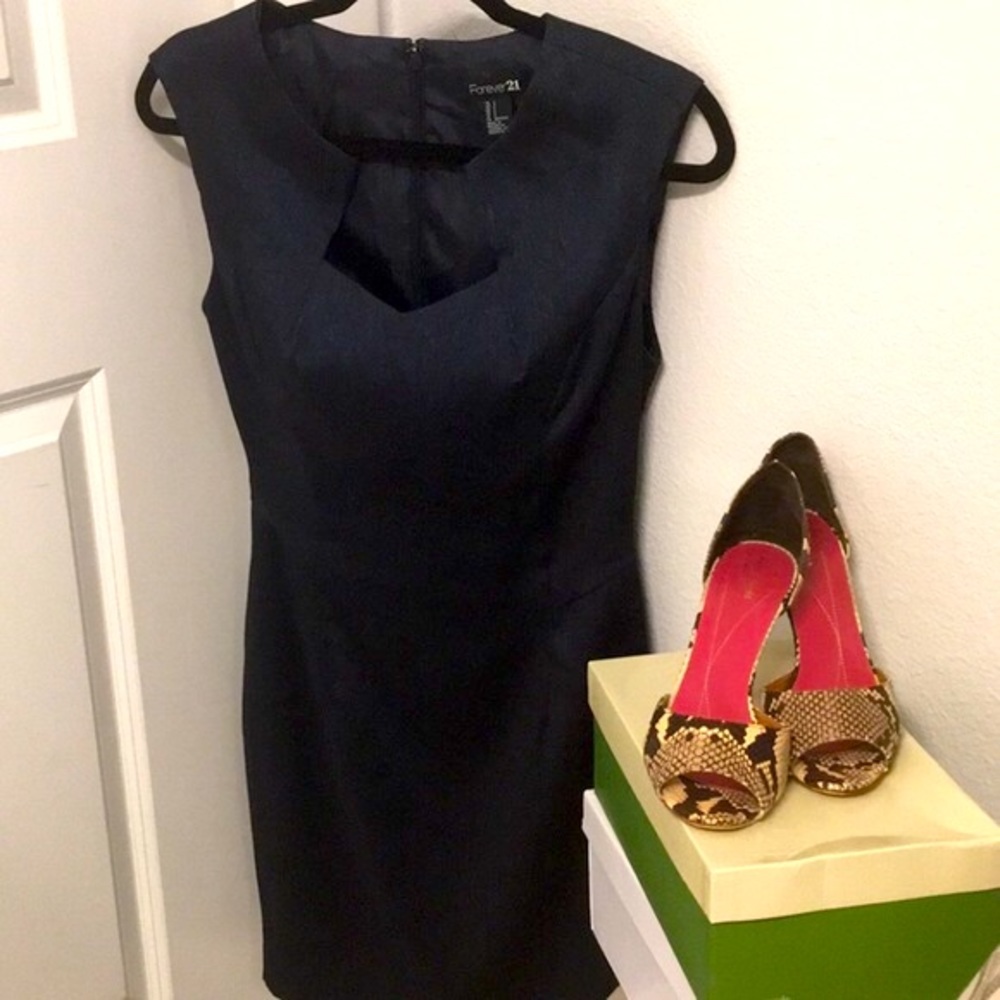 ✨ Moving sale 🚗- Gorgeous F21 dark blue chambray dress, Size S